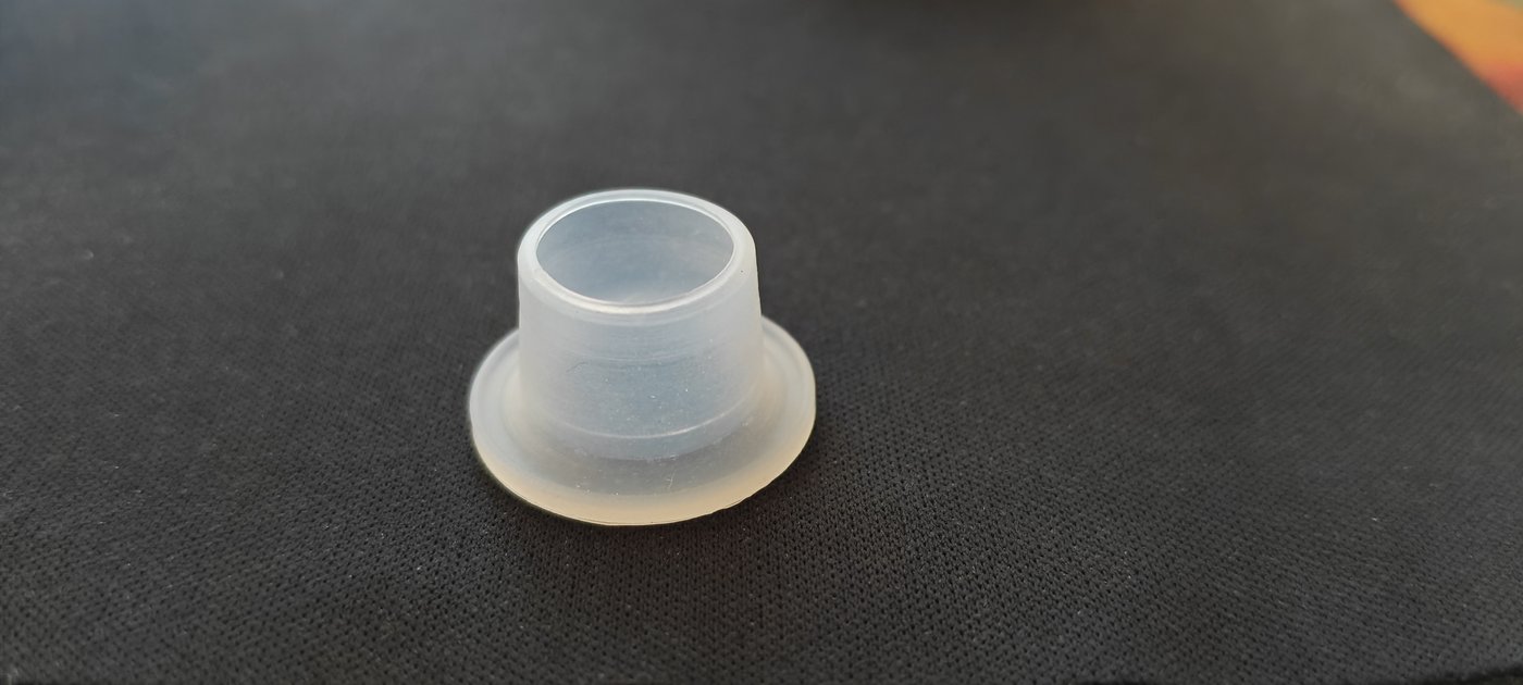 Силиконовая резьбовая прокладка INSANT 1/2″ крупным планом на тёмном фоне