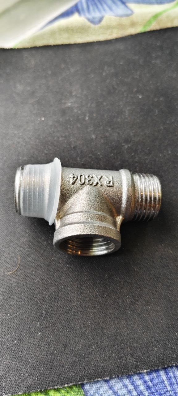 Шаг 1: силиконовая прокладка INSANT 1/2″ в руке перед монтажом